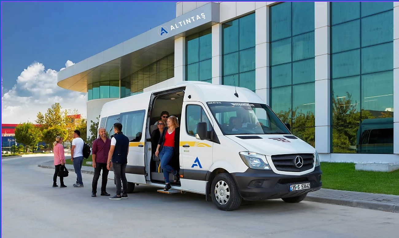 Kampüs önünde bekleyen servis aracı