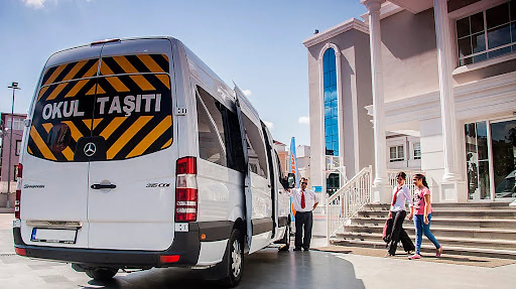 Okul servisi aracına binen öğrenciler