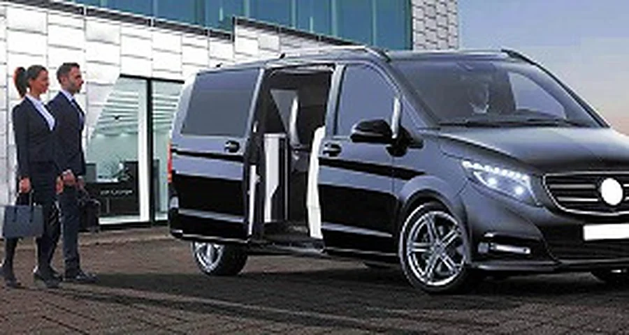 VIP transfer aracı ve karşılama ekibi