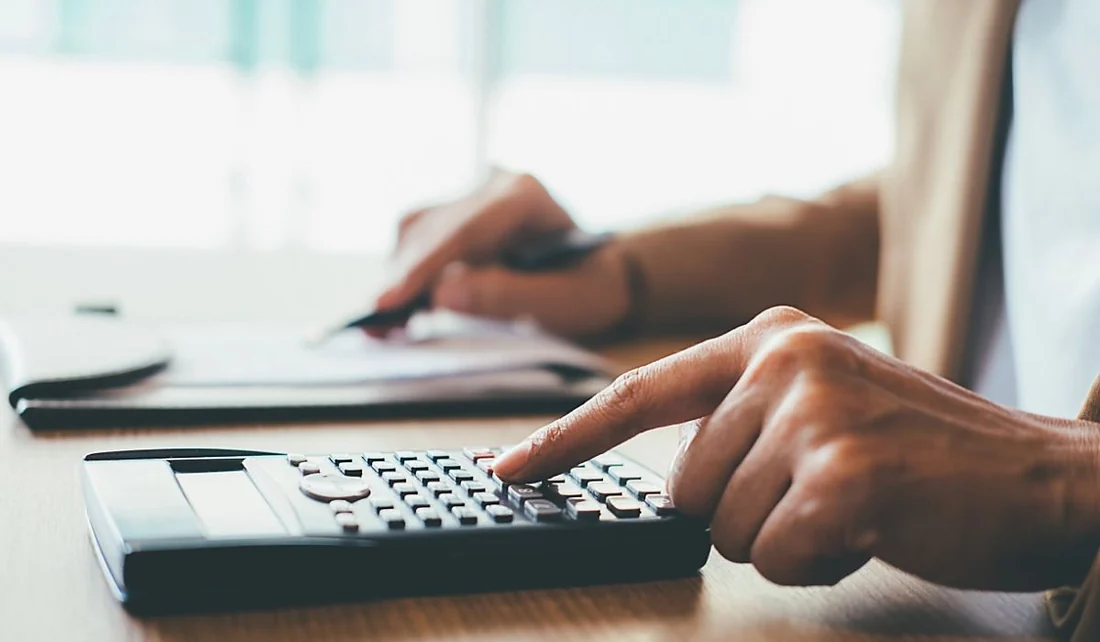 Maliyet hesaplaması yapan ofis çalışanı