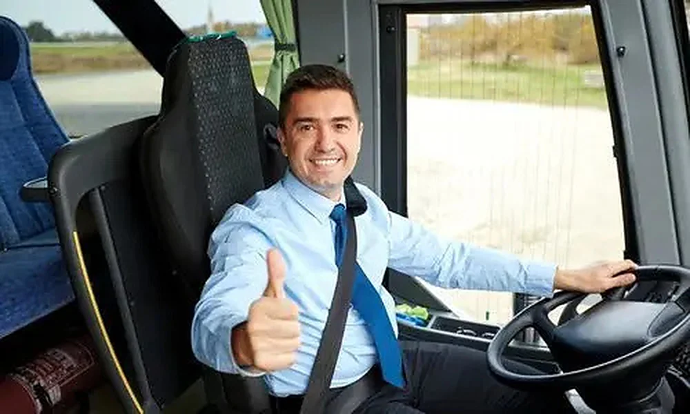 Deneyimli servis sürücüsü direksiyon başında